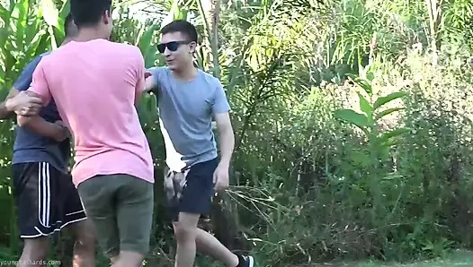 Xl genç deliği paylaşıyor