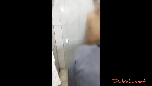 Şeytan tarafından ele geçirilmiş tanga iç çamaşırı içindeki kedi Pamela Rodrigues