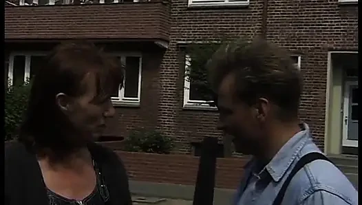 Sarışın orta yaşlı seksi kadın röportaj yapıyor