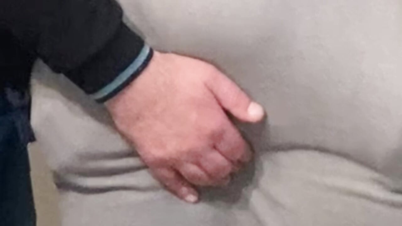 Kalabalık metroda kıllı amcık parmaklanıyor