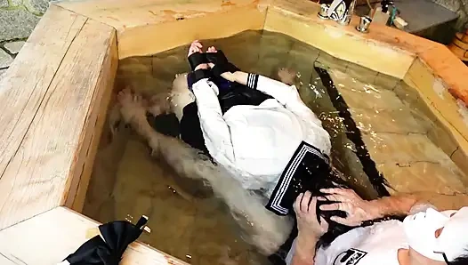 Küvette kilitlenmiş ve kampüs dışı dersler veren üniforma damlıyordu