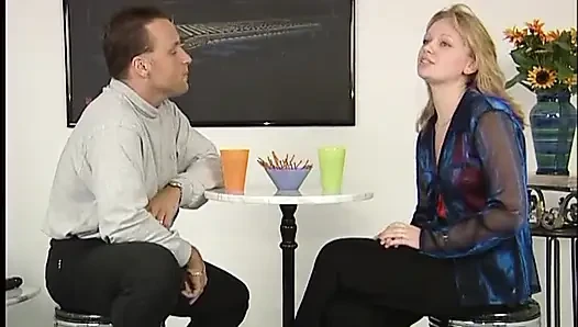 Seksi sarışın canavar bir yarağı emiyor ve sonra tıraşlı amına sokuyor