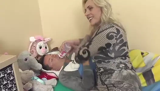 Porno yıldızı adım kardeş sarışın puma pampers adam için sikme licki