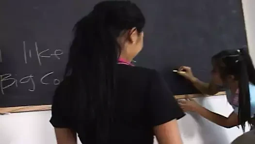 Paylaşım: gençler sınıf odasında müdürü vuruyor