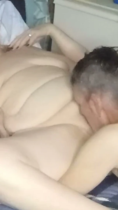 Sıcak Tombul MILF Komşusunun Amını Yemesine İzin Veriyor! Güzel Orgazm! | Bölüm 2