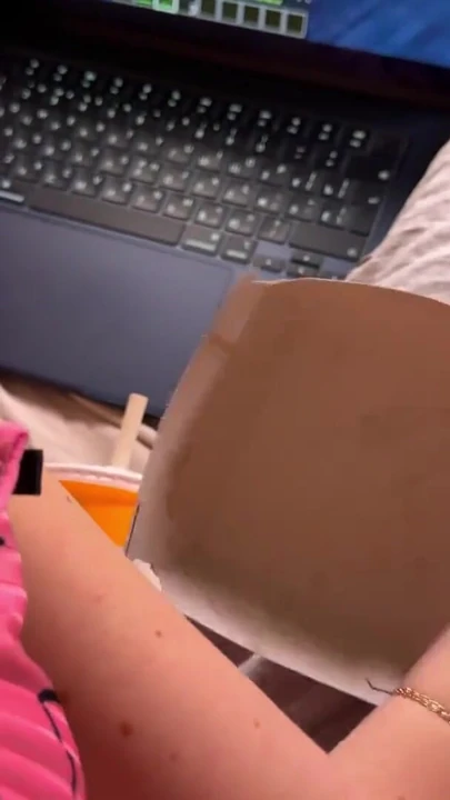 Mcdonald's Burger Box'ta sürpriz. Mastürbasyon yaparken göğüslerine tükürüyor | Klip 1