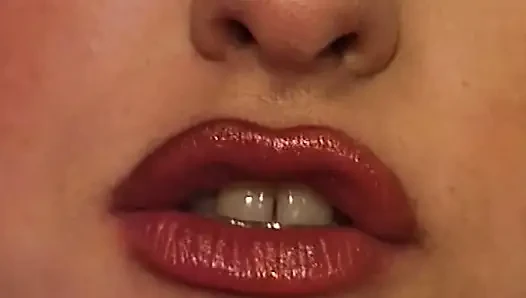 Azgın orta yaşlı seksi kadın gırtlağına kadar alıyor ve sert sikişte genişliyor