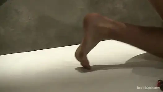 Kaslı sapık tutsak aygırını seks kölesine dönüştürüyor