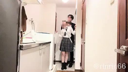 18 yaşındaki Japon kız. Marketten aperatif satın aldıktan sonra, girişte seks yapıyor.