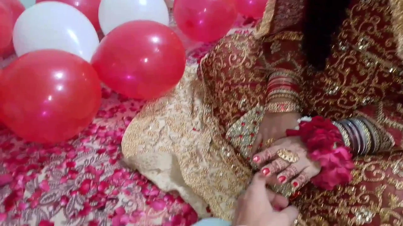 Đêm đầu tiên luôn đặc biệt - cặp đôi Ấn Độ mới với cuộc nói chuyện tục tĩu.