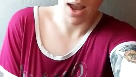 Zinde kızıl saçlı kadın duştan önce büyük klitorisini ovuyor ve sertçe boşalıyor