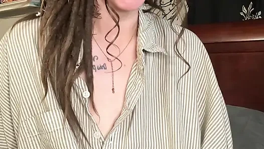 Annen sigara içme fetişini keşfetti ve fantezini gerçekleştiriyor