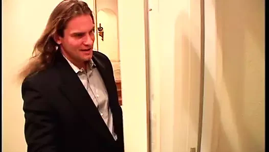 Genç sikiş sürtük yarak emmeden önce göğüslerini ve amını yalatıyor