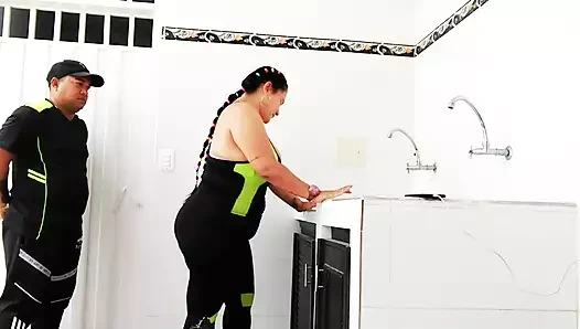 Hamilelikten sonra tombul oldum, komşumu fitness eğitmeni olarak işe aldım ve sonunda spor salonunun arkasında onun sikini emiyor oldum. İri güzel kadın oral seks