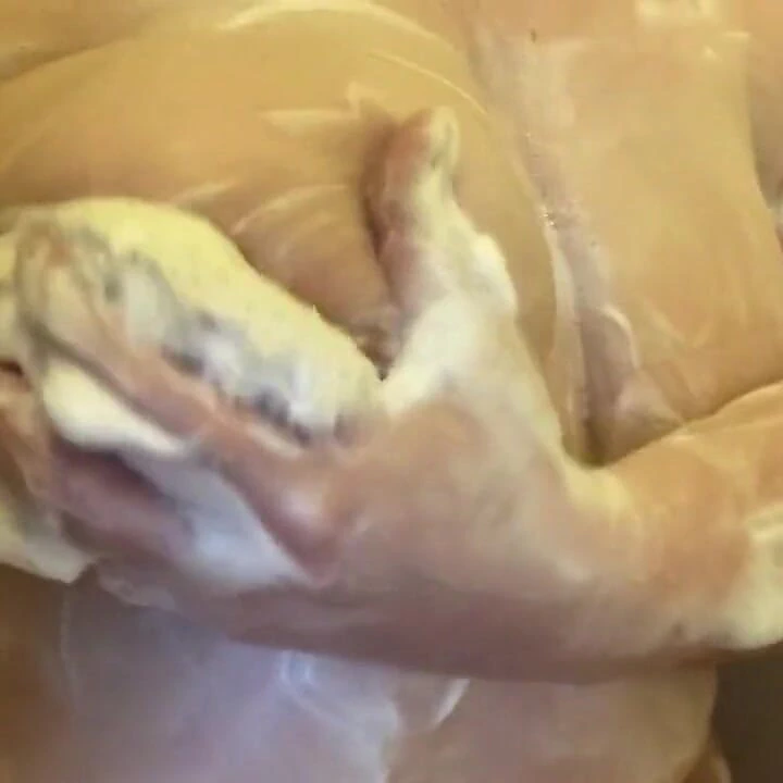 İri güzel kadın - duşta sabunlu göğüsler oynuyor