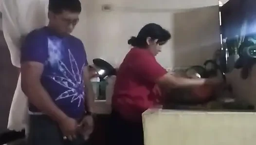 Karım oturma odasındayken hizmetçiyi mutfakta sikiyorum