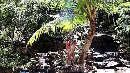 Şelalede seks yapıyor.