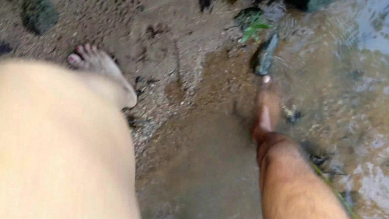 Babamın en iyi arkadaşı üvey annemi açık havada halka açık bir göletin yanında sikiyor