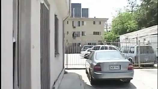 Ateşli sarışın sürtük iki çikolata tenli adam tarafından çifte sikiliyor