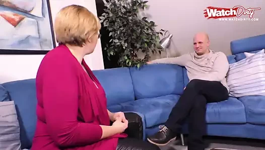 fette chefin fickt mitarbeiter bei wichtigen gespraech