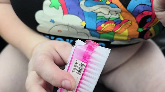 İnsanların içinde park ederken kıllı amımı arabada oynaşıyor.