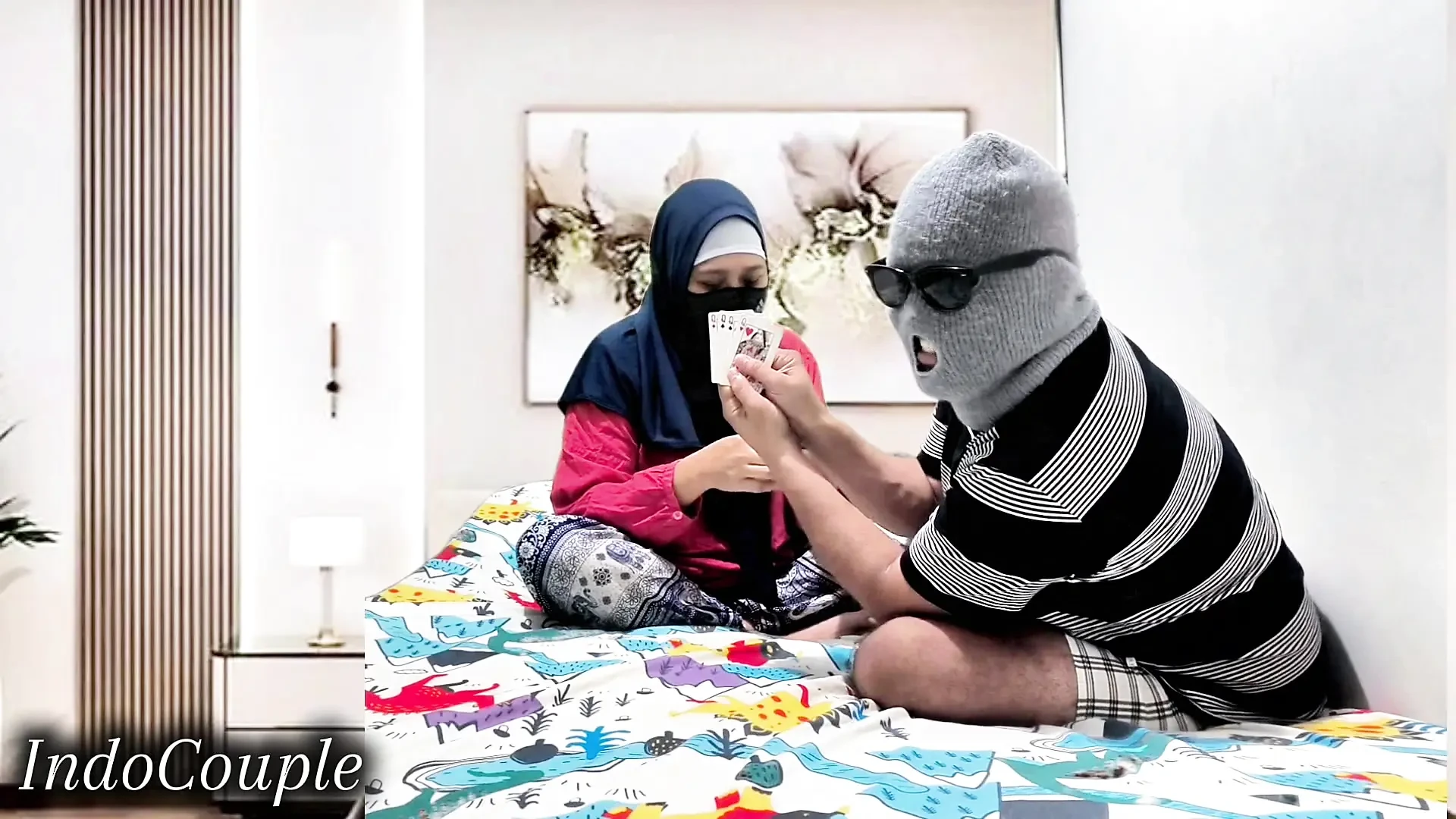 Istri muslim berhijab indo yang cantik dan pasangan asli lagi main kartu