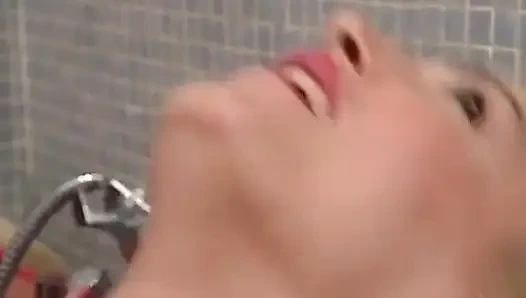 Kasık saçlı sarı banyoda ısırıyordu