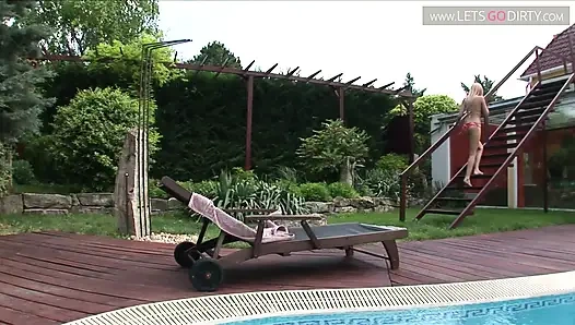 Orta yaşlı seksi sürtük tamamen sert sikiliyor