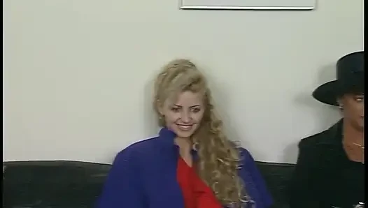 Sarışın hatun ve olgun esmer vahşi üçlü seks eğlencesinde