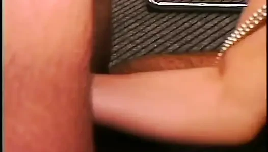 Sarışın orta yaşlı seksi kadın ofiste oral seks yapmayı seviyor