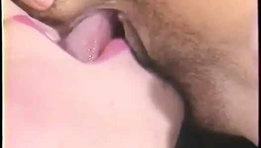 Azgın genç erkek avcısı en iyi arkadaşı kocasının yarağına yatak odalarında biniyor