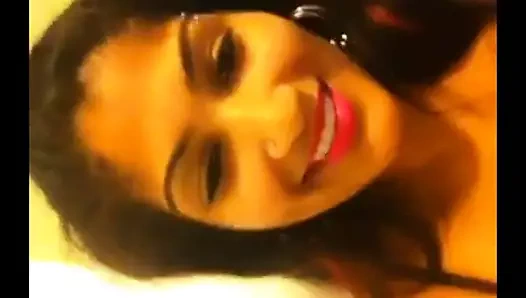 Seksi anty elbisesini çıkar ve sıcak patlamalarını göster