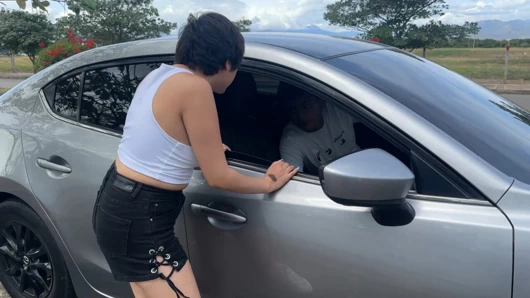 Motosiklet durduğu için onu eve götürmemi isteyen seksi bir kız buluyorum, ona yardım etmek karşılığında onu sikmeme izin veriyor.