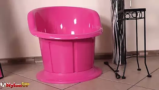 Kızıl saçlı hatun Bayan Venere kristal gövde camına işiyor