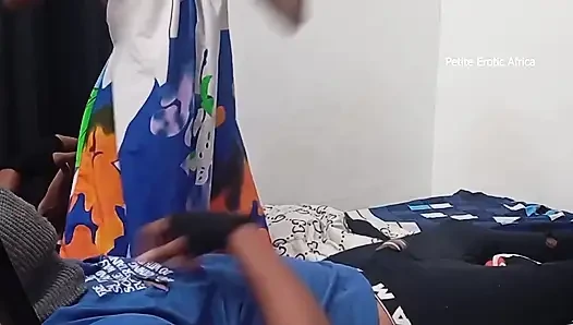 Yorgun sıska kız biniyor
