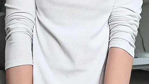 Sütyensiz meme uçları beyaz gömlek taytla soyunuyor ve arka amcığı açıyor