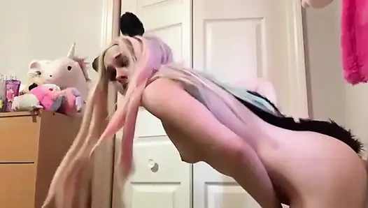 Sıska kız amına titreşim veriyor ve göt tıkacıyla dildoya biniyor