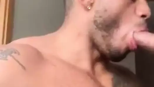 büyük bir siyah şeker emiyorum