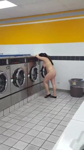 Karısı sadece kıyafetlerini bekliyor