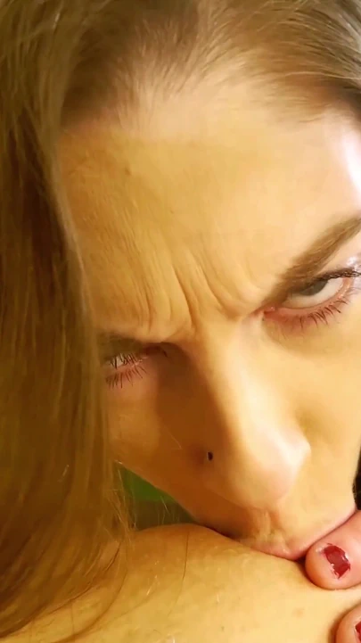 Artık eğlence yok! Parti kızı, evlilik yatağında üvey baba tarafından seviştirildi