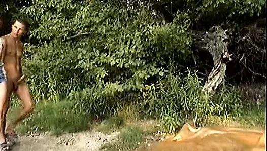 Ateşli kızıl saçlı kız ormanda büyük yarağa biniyor