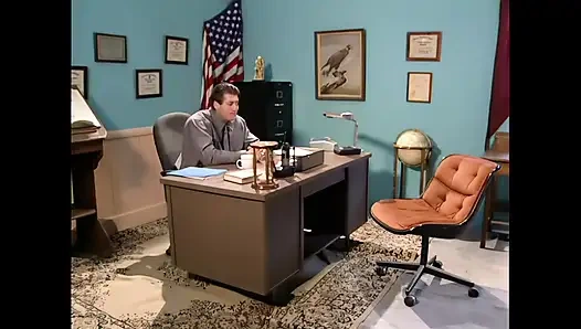 Genç Felix Vicious, olgun bir penis tarafından sert sikilir