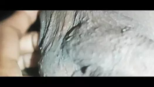 Tıraşlı genç kız mastürbasyon yapıyor