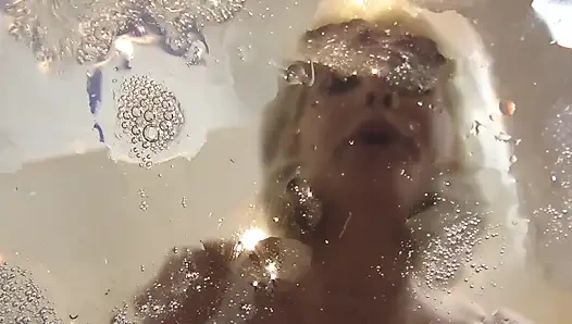 Yüzüne ve ağzına tükür!  Bakış açısı kaynaktan tükürüyor!