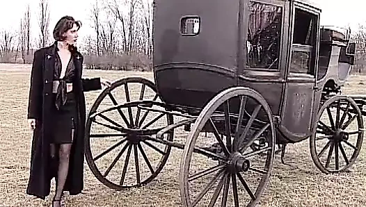 Azgın ateşli esmer hatun kırsalda dolaşmayı seviyor