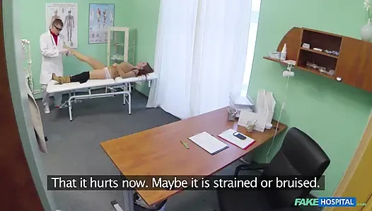 Fake hospital - çarpıcı esmer ilaç isteyen ofise giriyor ve azgın doktoru sikiyor