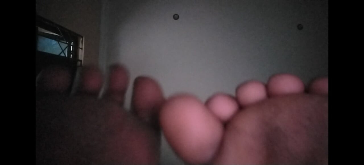 Sevimli ateşli kız 18+ tüm varlıklarınız karşılığında temiz yalamak için pis ayaklarıyla sizi kutsar.
