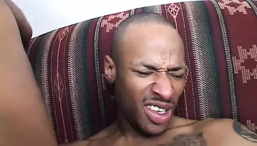 Siyah iri güzel kadın kanepede sikişmeden önce zenci kızın amını yalıyor
