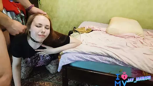 Karısının arkadaşını seksi çoraplardaki büyük aletiyle sıcak amında orgazm etmek için becerdi