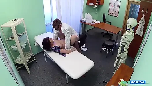 Fake hospital - doktor hastanın depresyonu iyileştirmek için ağır bir doz oral seks reçete ediyor